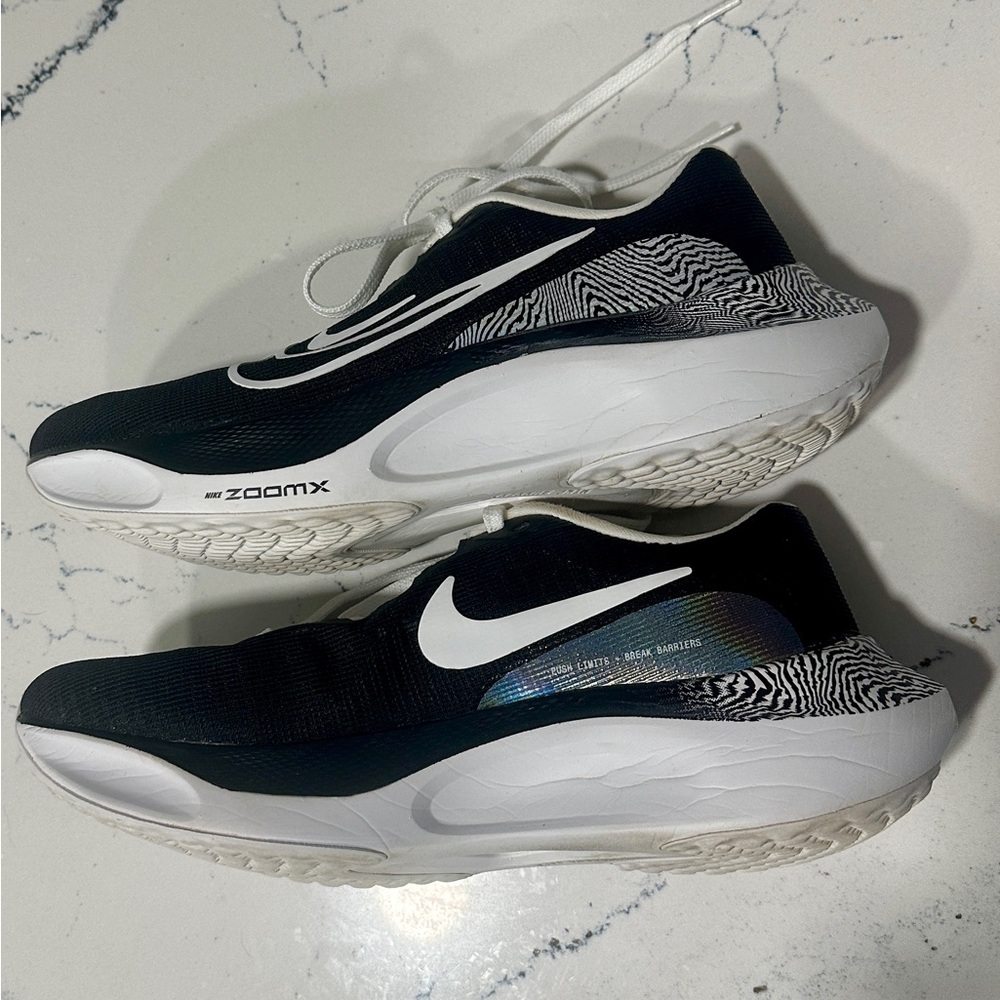 Nike Women’s Zoom Fly 5 Premium Carbon Plate Running Shoes - Picture 3 of 8